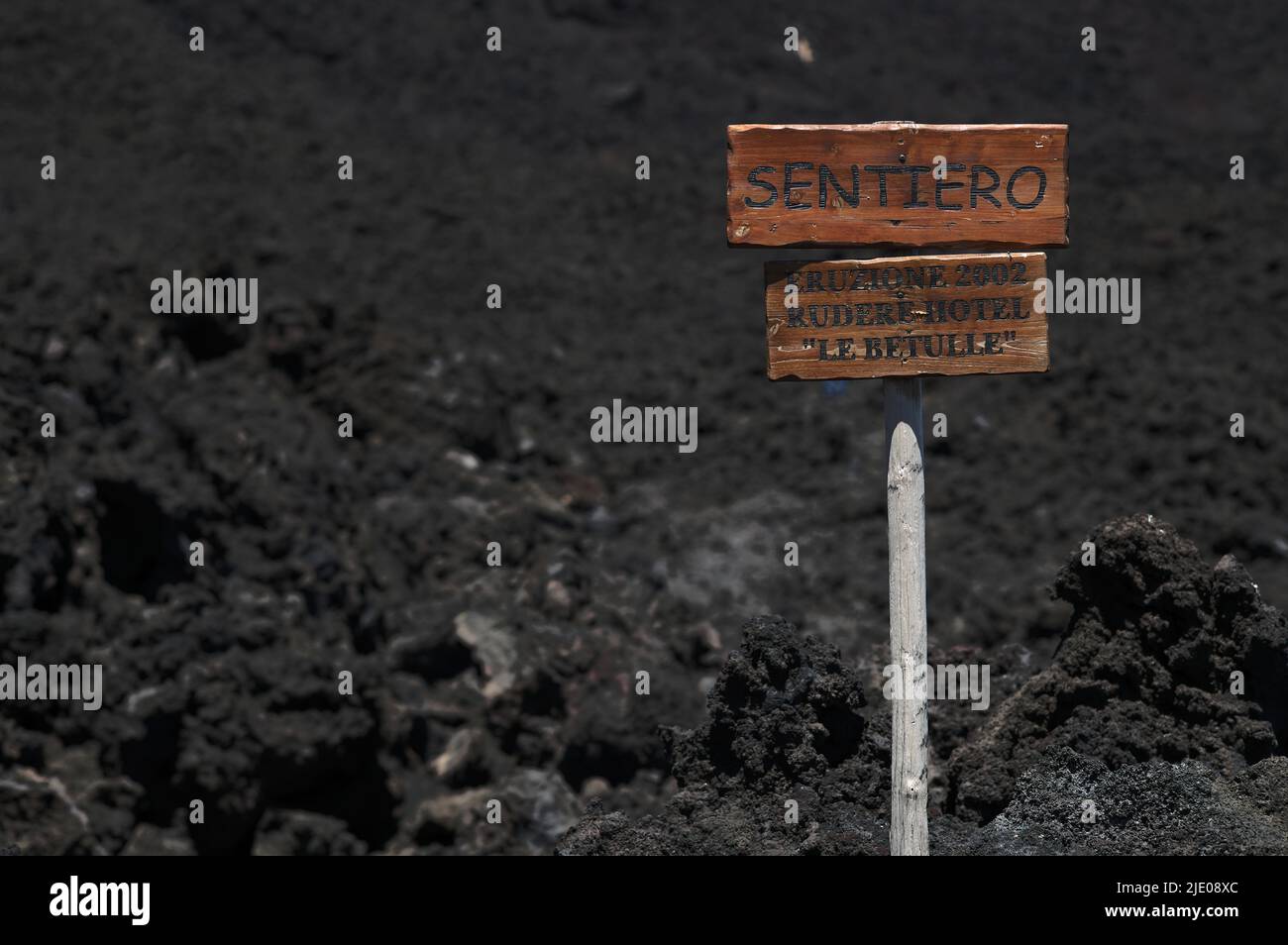 Segnaletica sul campo di lava per l'hotel le Betulle distrutto dall'eruzione, 2002, piano Provenzana Etna Nord, vulcano Etna, Sicilia, Italia Foto Stock