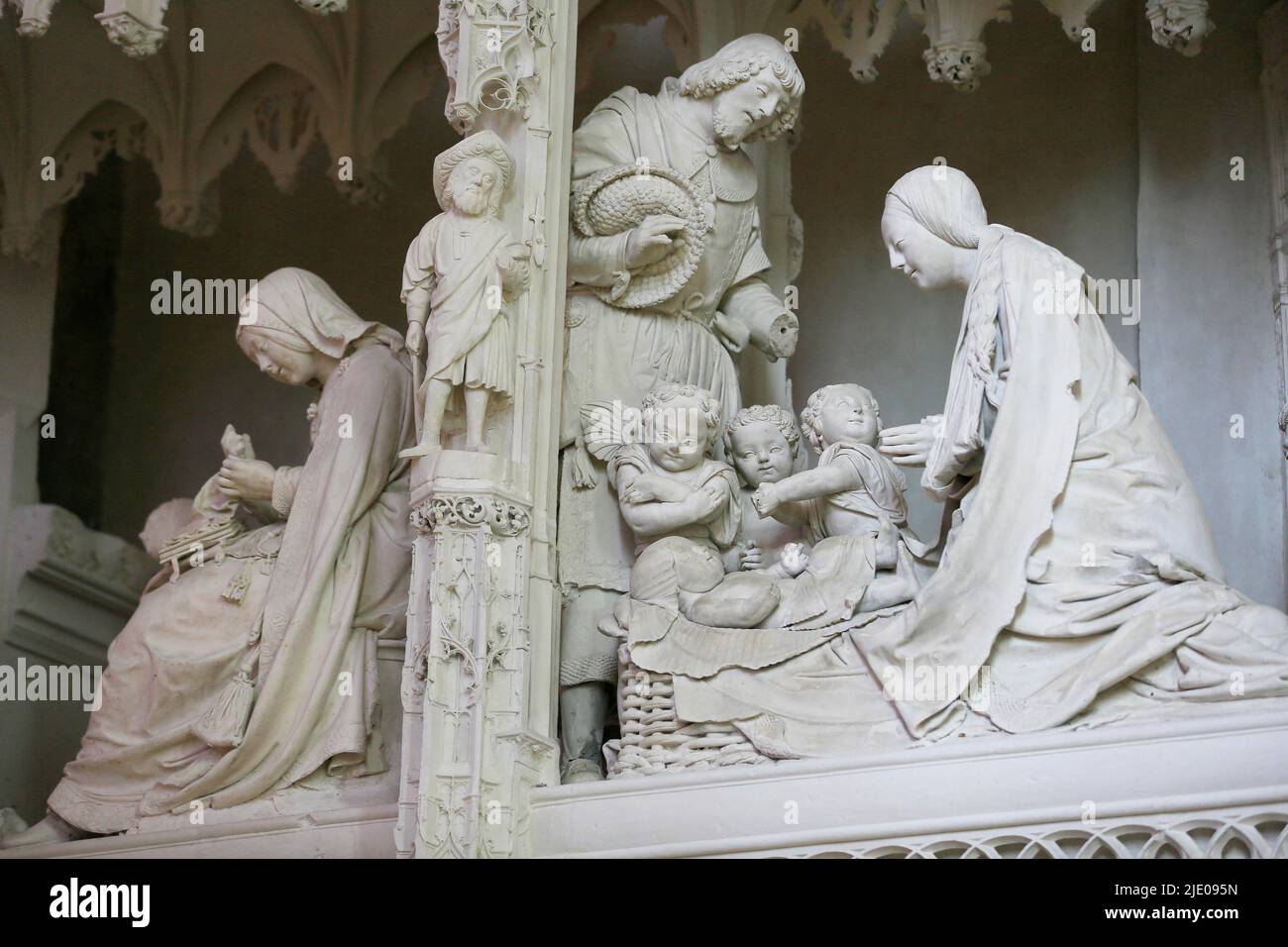 Sculture in pietra scene della vita di Gesù e Maria sullo schermo del coro di Notre Dame di Chartres Cattedrale, Eure-et-Loir, Francia Foto Stock