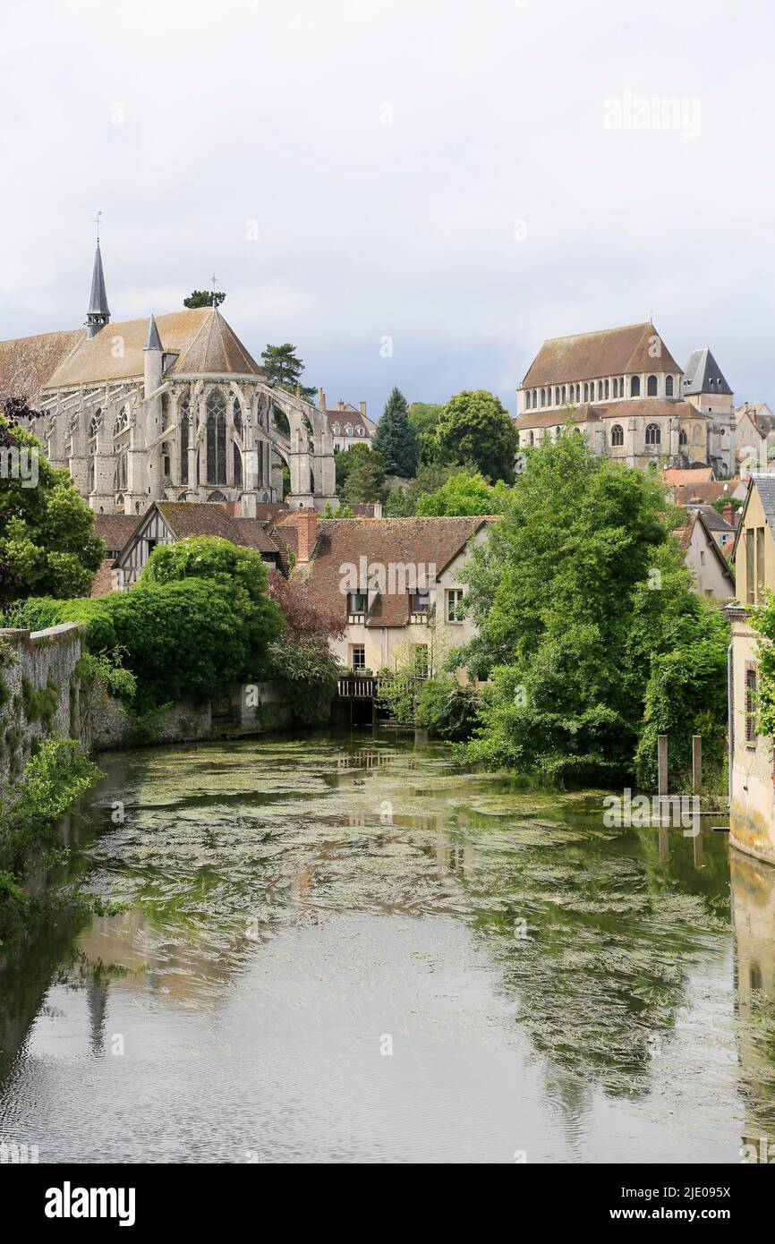 Fiume Eure e chiese di Saint Pierre e St Aignan, Chartres, Eure-et-Loir, Francia Foto Stock