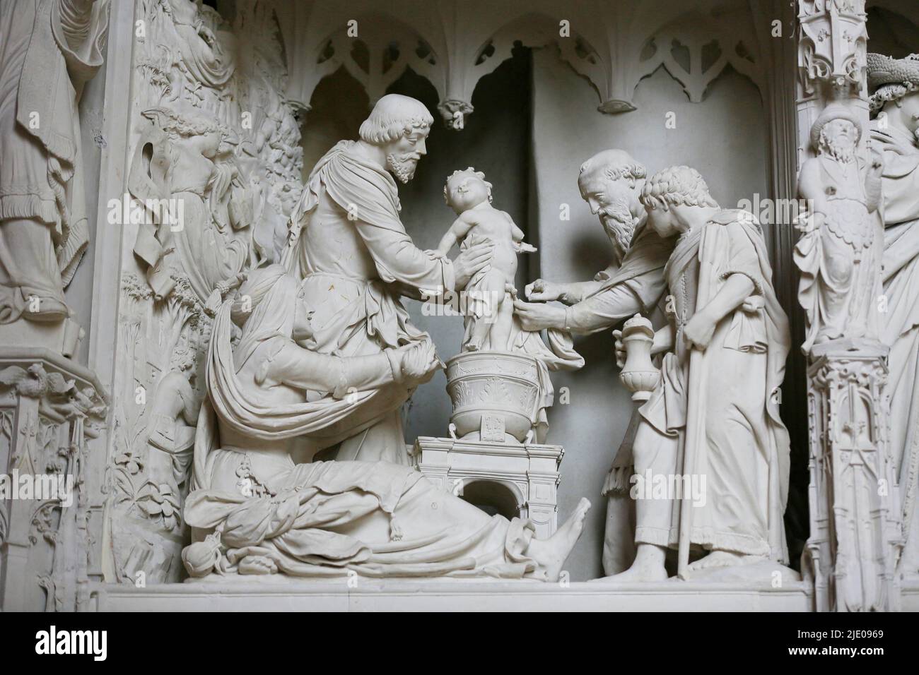 Sculture in pietra scene della vita di Gesù e Maria sullo schermo del coro di Notre Dame di Chartres Cattedrale, Eure-et-Loir, Francia, Europa Foto Stock