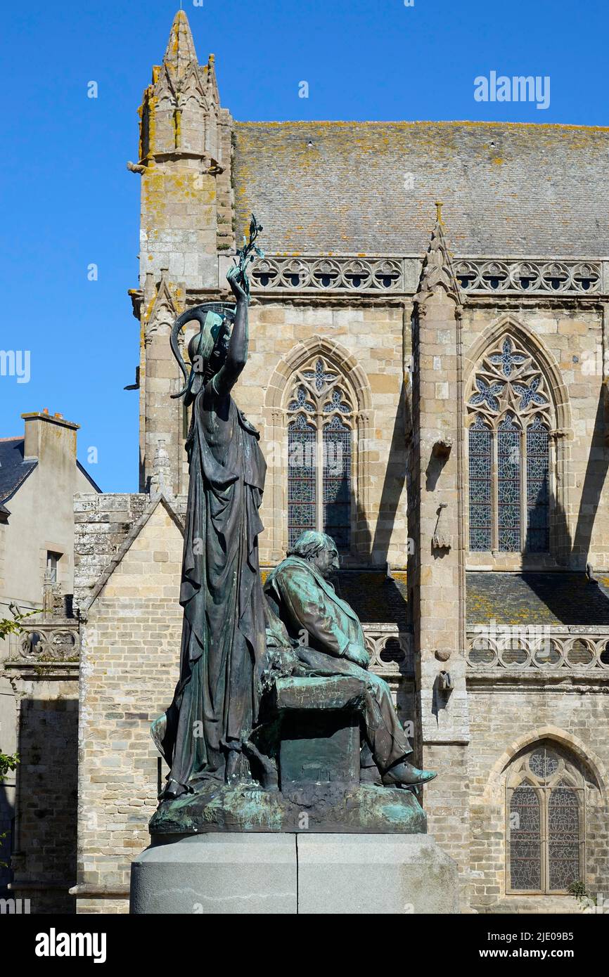 Cattedrale gotica Saint-Tugdual de Treguier, oggi Basilique mineur, di fronte al monumento al scrittore Ernest Renan di Jean Boucher, Treguier Foto Stock
