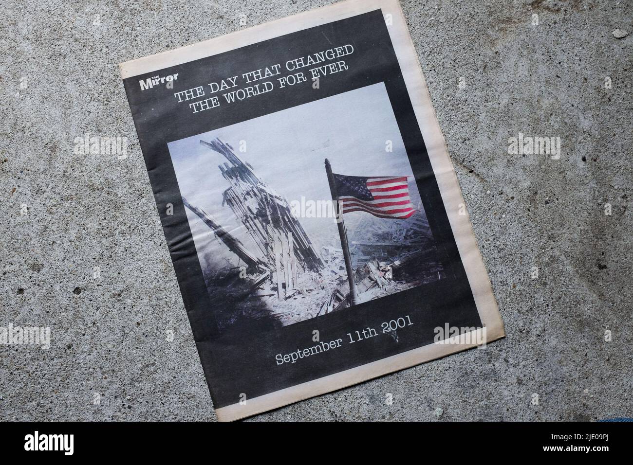 Il Daily Mirror riferisce sull'attacco del World Trade Center nel settembre 2001. Foto Stock