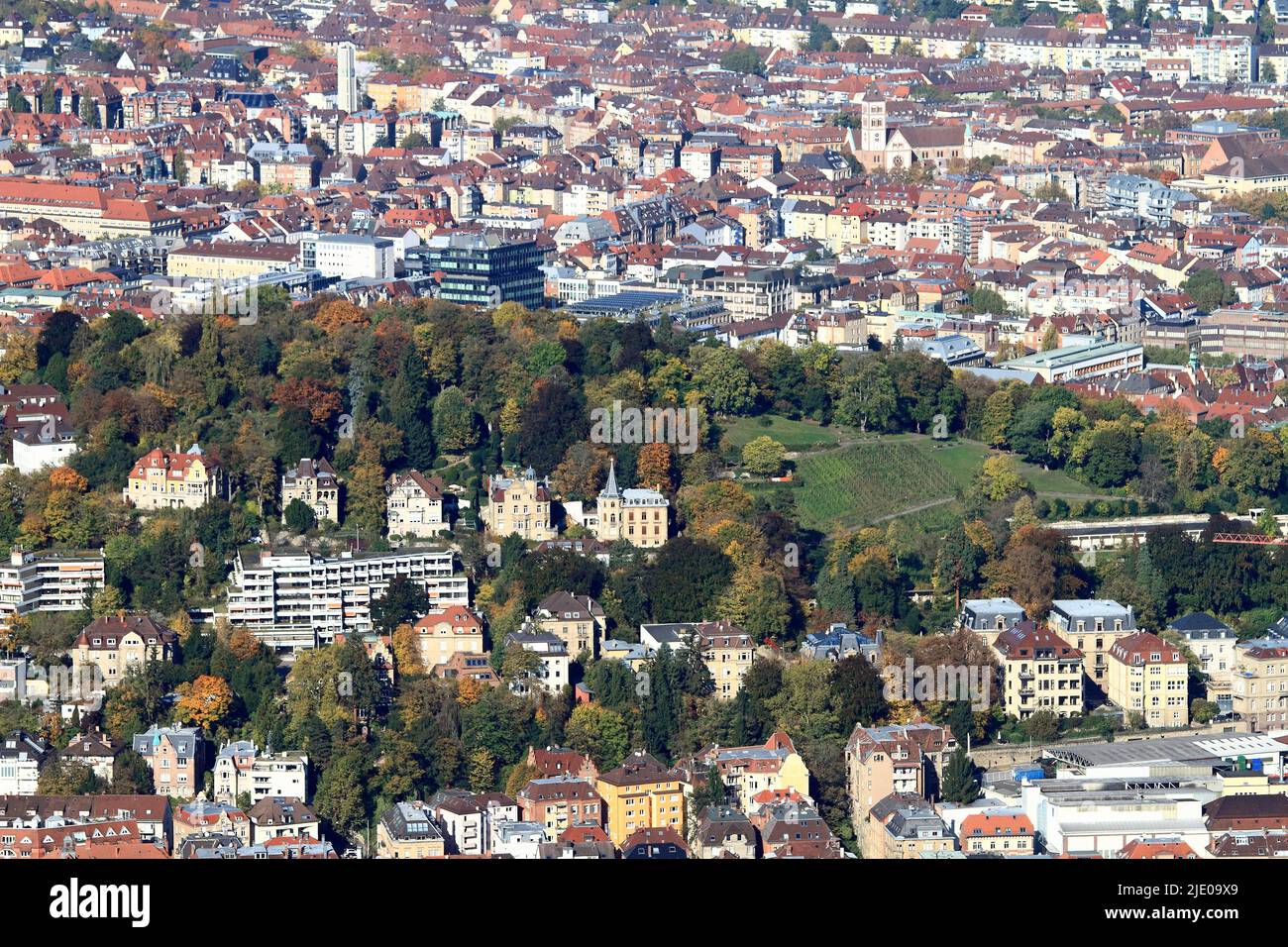 Vista in autunno dalla torre della televisione di Stoccarda di Karlshoehe con ville Wilhelminian e Stoccarda Ovest, capitale dello stato di Stoccarda, Baden-Wuerttemberg Foto Stock