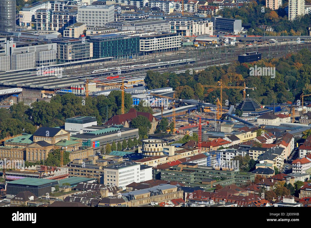 Vista in autunno dalla torre della televisione di Stoccarda della stazione ferroviaria principale, cantiere di costruzione di Stoccarda 21, Galleria di Stato, Teatro di Stato, Planetario Foto Stock