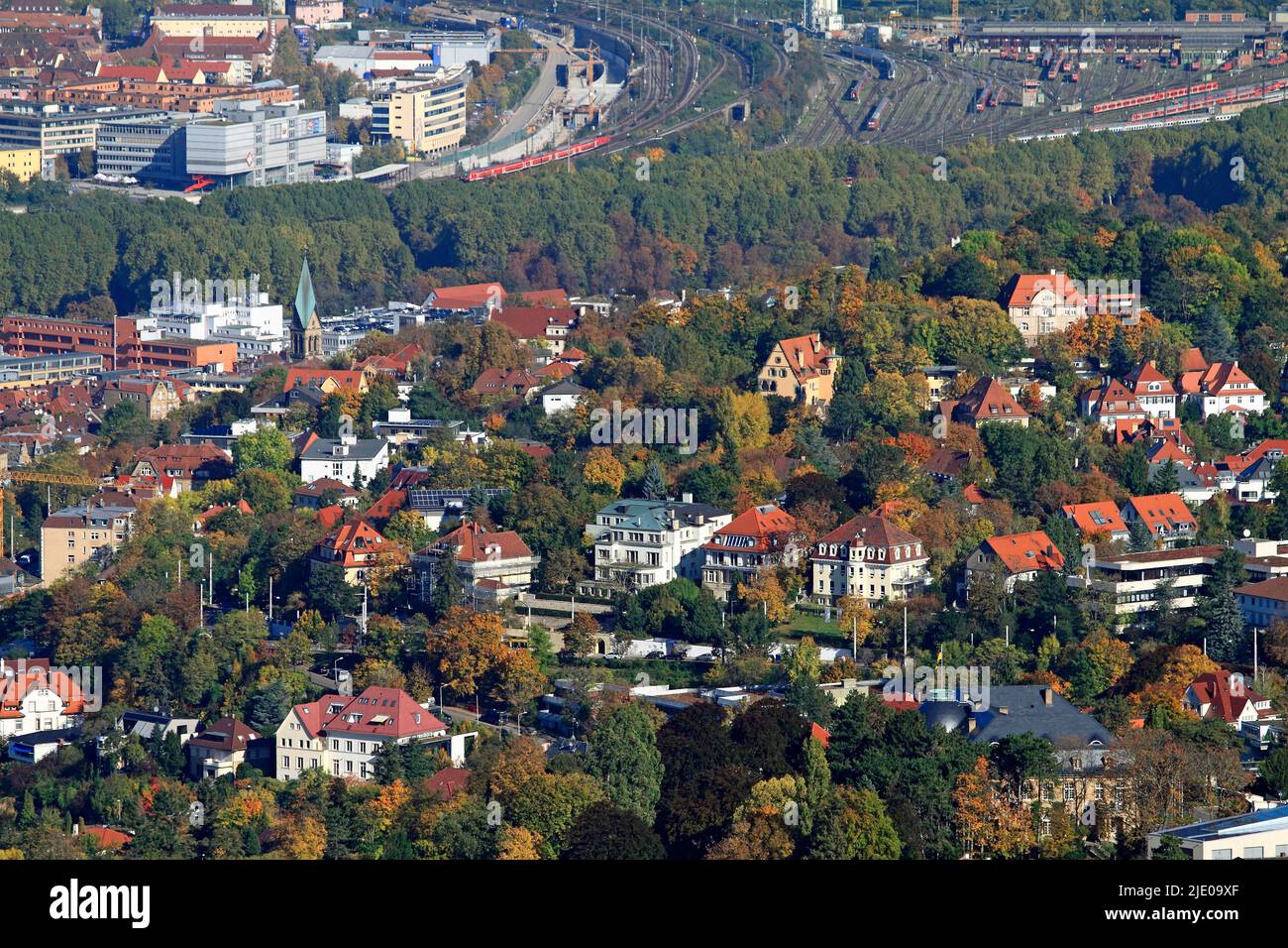 Vista in autunno dalla torre della televisione di Stoccarda a Uhlandshoehe, piste nel grembiule della stazione ferroviaria principale, la capitale dello stato di Stoccarda Foto Stock