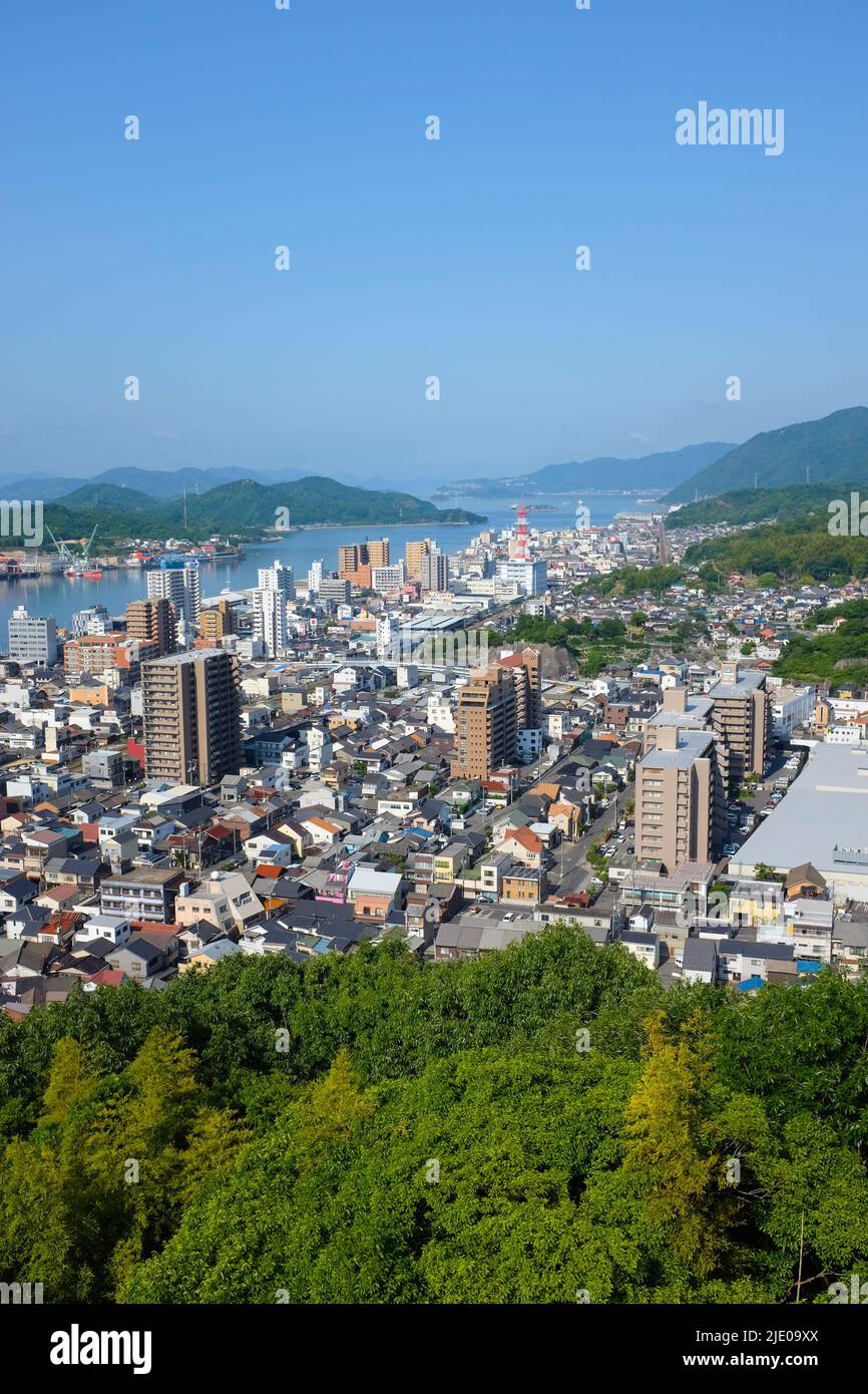 La città portuale di Onomichi nella Prefettura di Hiroshima, Giappone. La città è l'inizio/la fine del percorso ciclabile di Shimanami Kaido tra Honshu e Shikoku. Foto Stock