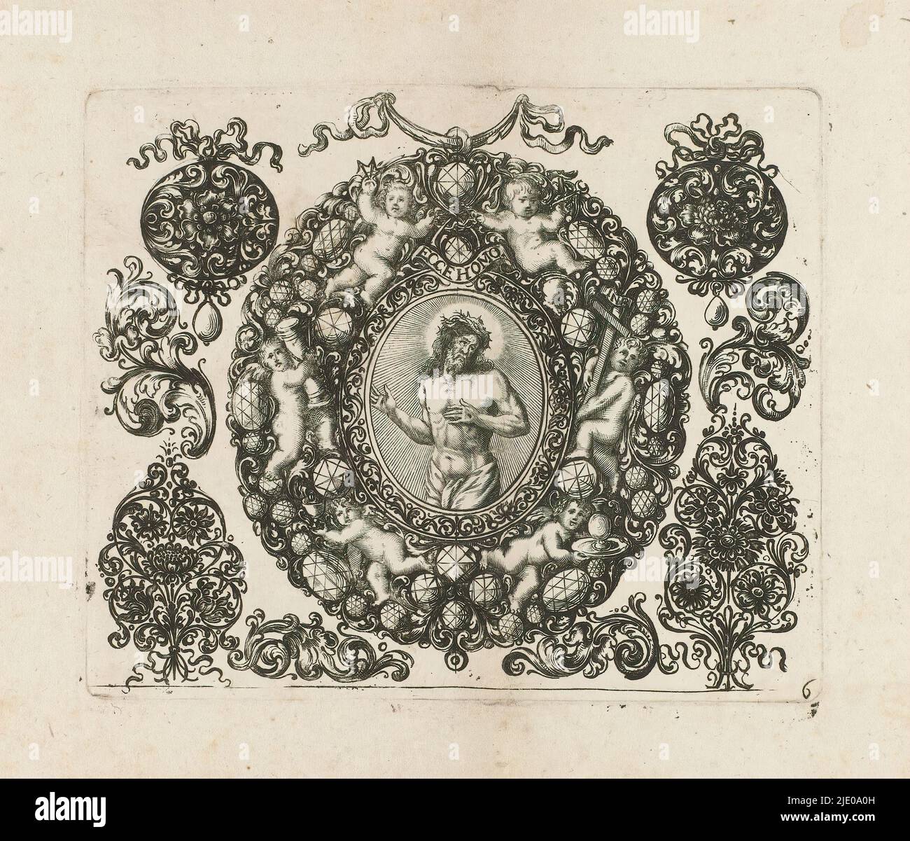 Disegno per un pezzo di monili con Cristo come uomo di Addolorazioni, disegni per monili (titolo della serie), foglio 6 in una serie di 6. Al centro un disegno circolare con Cristo con corona di spine, ECCE HOMO su bandarole e putti., tipografo: Johann Wilhelm Heel, c. 1660, carta, incisione, altezza 115 mm x larghezza 139 mm Foto Stock