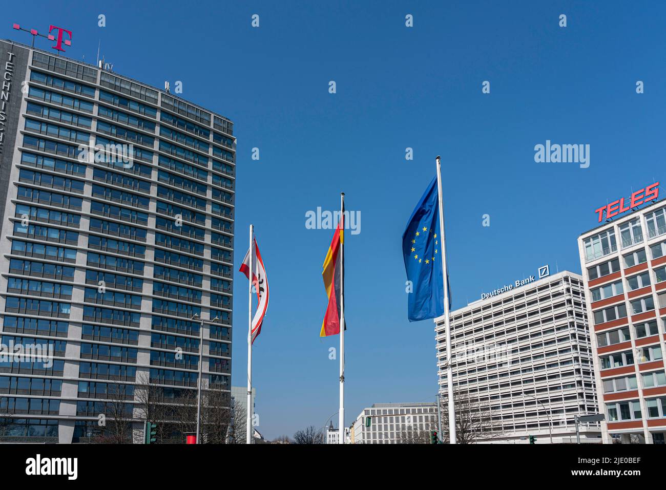 Alti edifici e edifici commerciali a Ernst-Reuter-Platz, Charlottenburg, Berlino, Germania Foto Stock