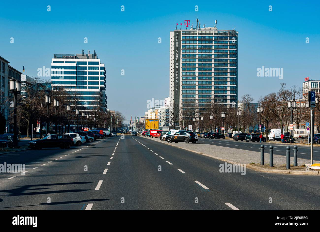 Alti edifici e edifici commerciali a Ernst-Reuter-Platz, Charlottenburg, Berlino, Germania Foto Stock