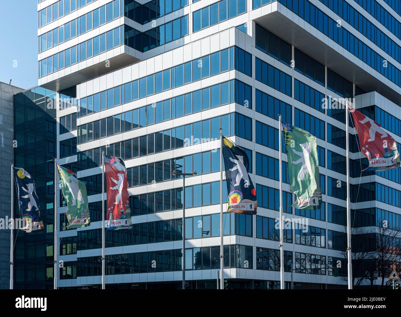 Alti edifici e edifici commerciali a Ernst-Reuter-Platz, Charlottenburg, Berlino, Germania Foto Stock