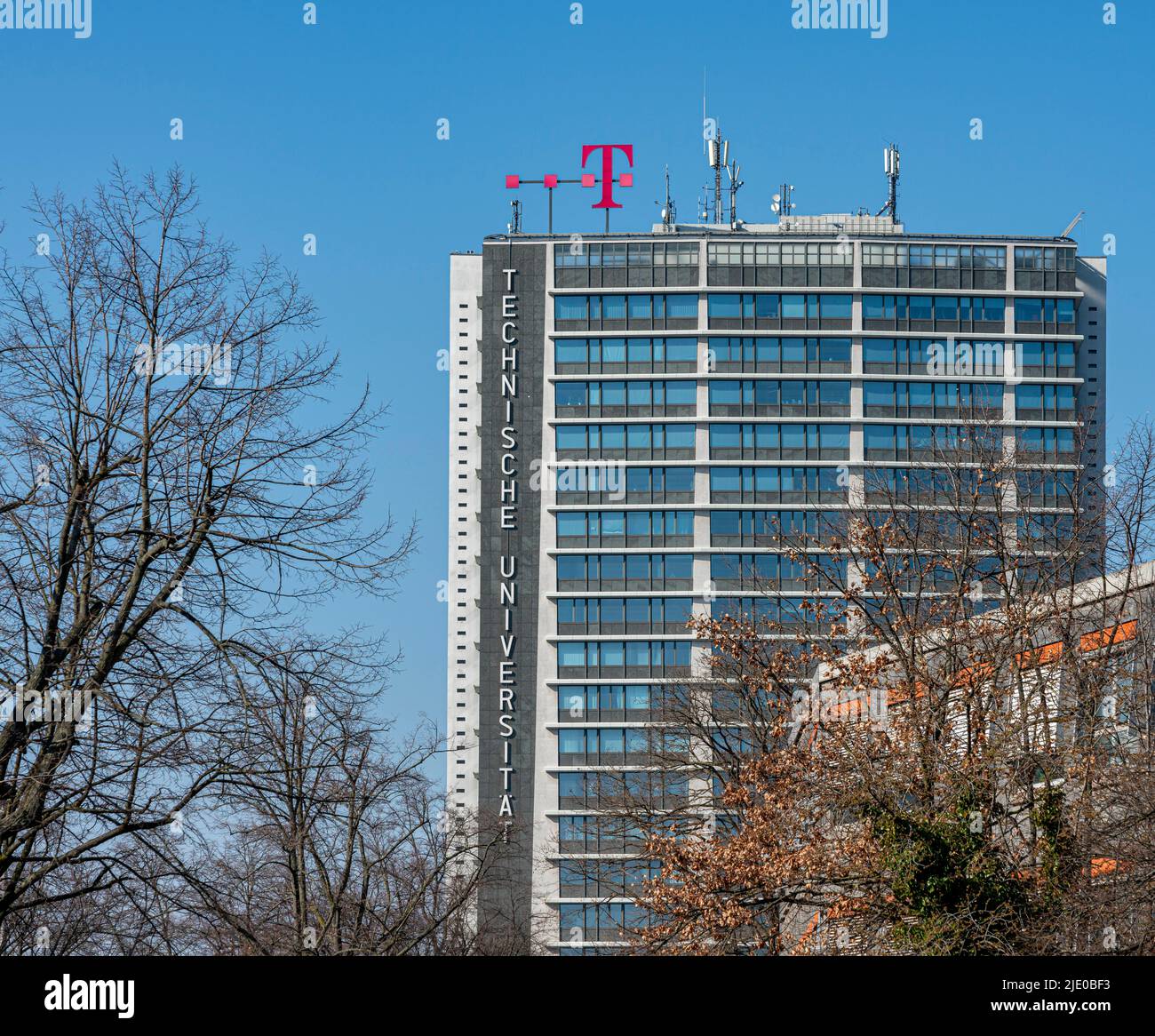 Alti edifici e edifici commerciali a Ernst-Reuter-Platz, Charlottenburg, Berlino, Germania Foto Stock