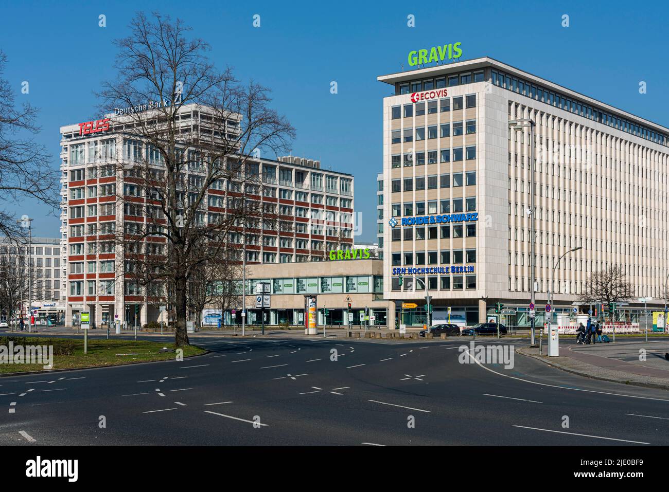 Alti edifici e edifici commerciali a Ernst-Reuter-Platz, Charlottenburg, Berlino, Germania Foto Stock