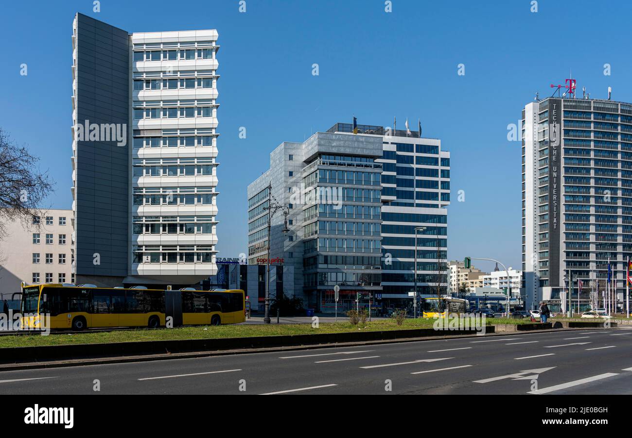 Alti edifici e edifici commerciali a Ernst-Reuter-Platz, Charlottenburg, Berlino, Germania Foto Stock