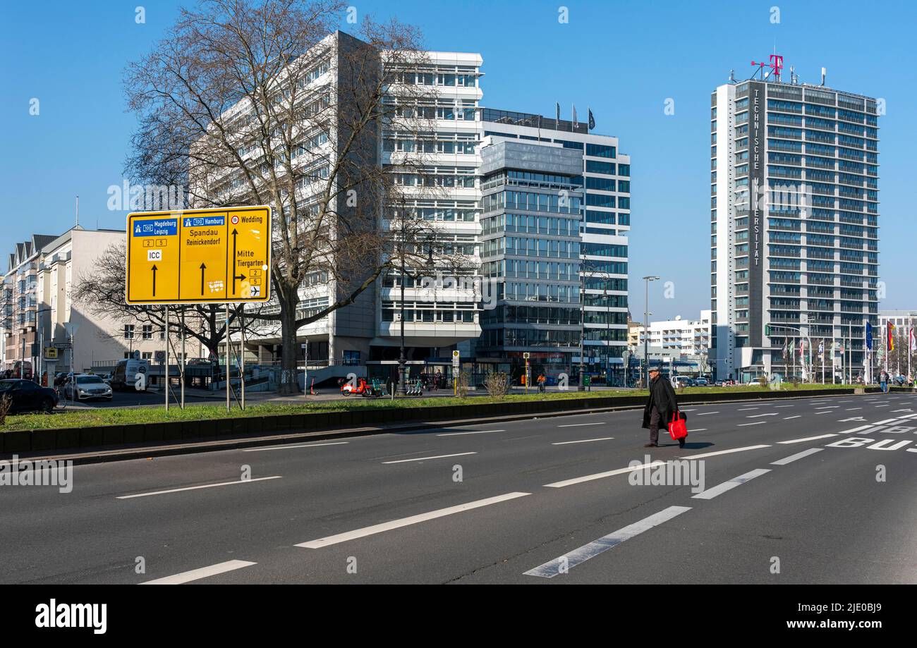 Alti edifici e edifici commerciali a Ernst-Reuter-Platz, Charlottenburg, Berlino, Germania Foto Stock