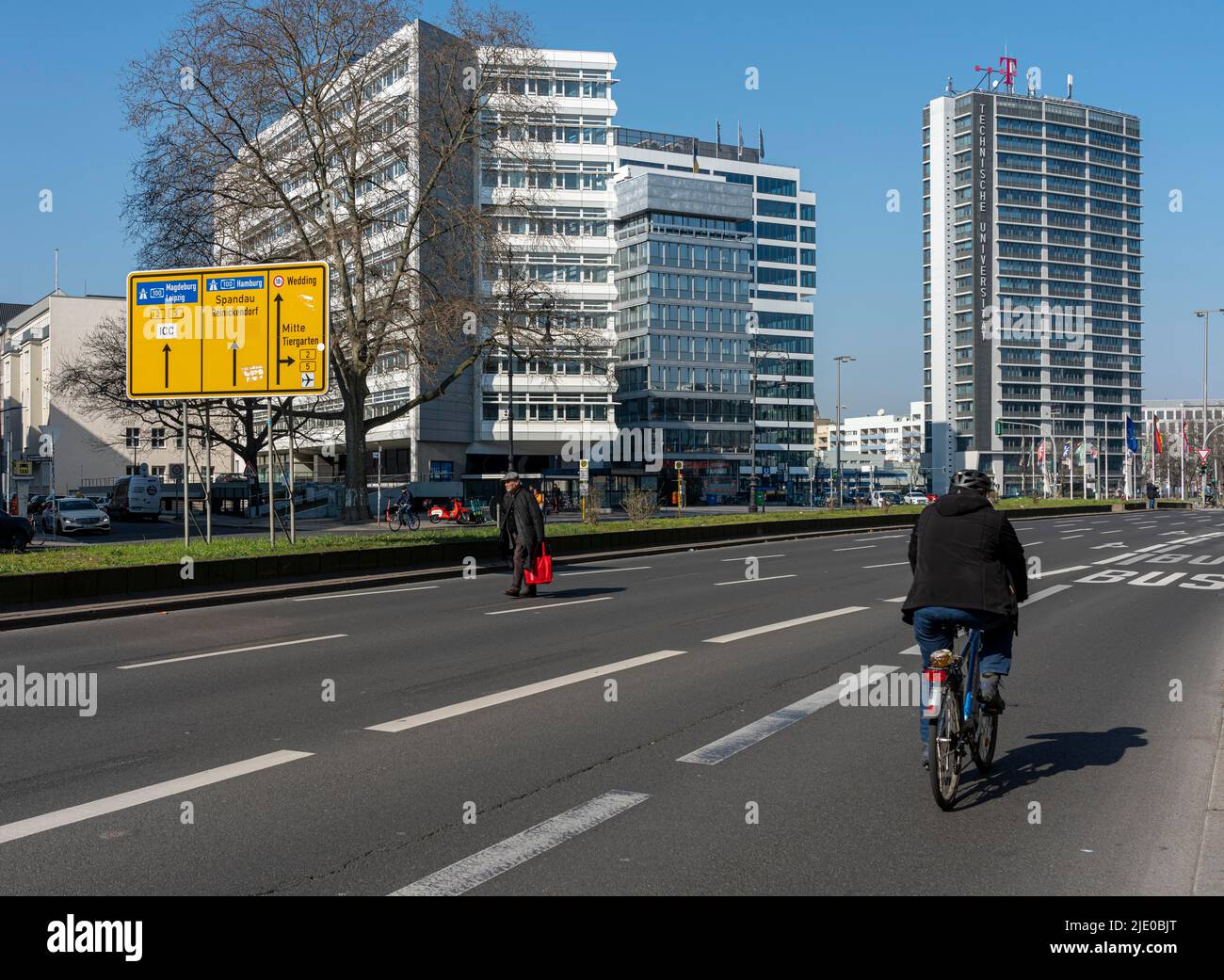 Alti edifici e edifici commerciali a Ernst-Reuter-Platz, Charlottenburg, Berlino, Germania Foto Stock