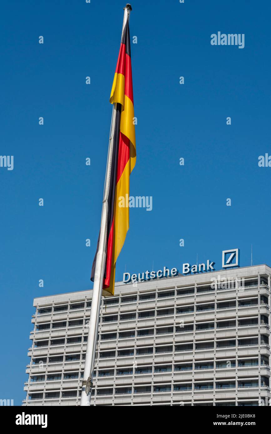 Alti edifici e edifici commerciali a Ernst-Reuter-Platz, Charlottenburg, Berlino, Germania Foto Stock