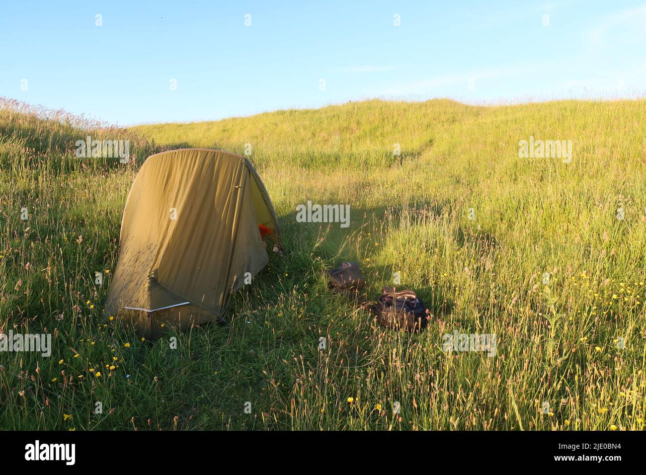 Vango F10 Elium tenda campeggio selvaggio. Wessex ridgeway. Oldbury, collina. Cherhill giù. Wiltshire. Dorset. West Country. Sud-ovest. Inghilterra. REGNO UNITO Foto Stock