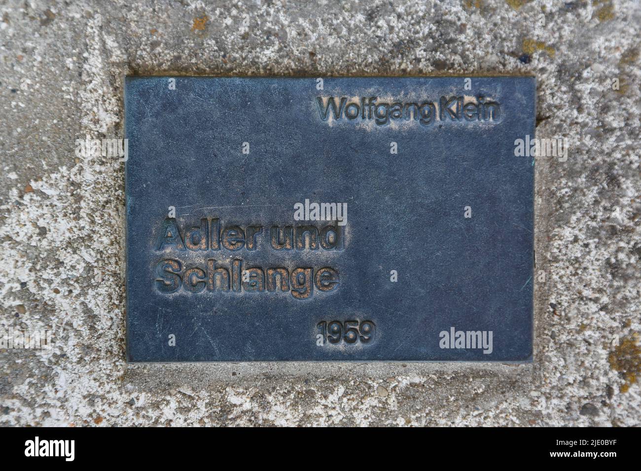 Pannello informativo su grande scultura, scultura Aquila e serpente di Wolfgang Klein, Arte nello spazio pubblico, Ulm, Baden-Wuerttemberg, Germania Foto Stock