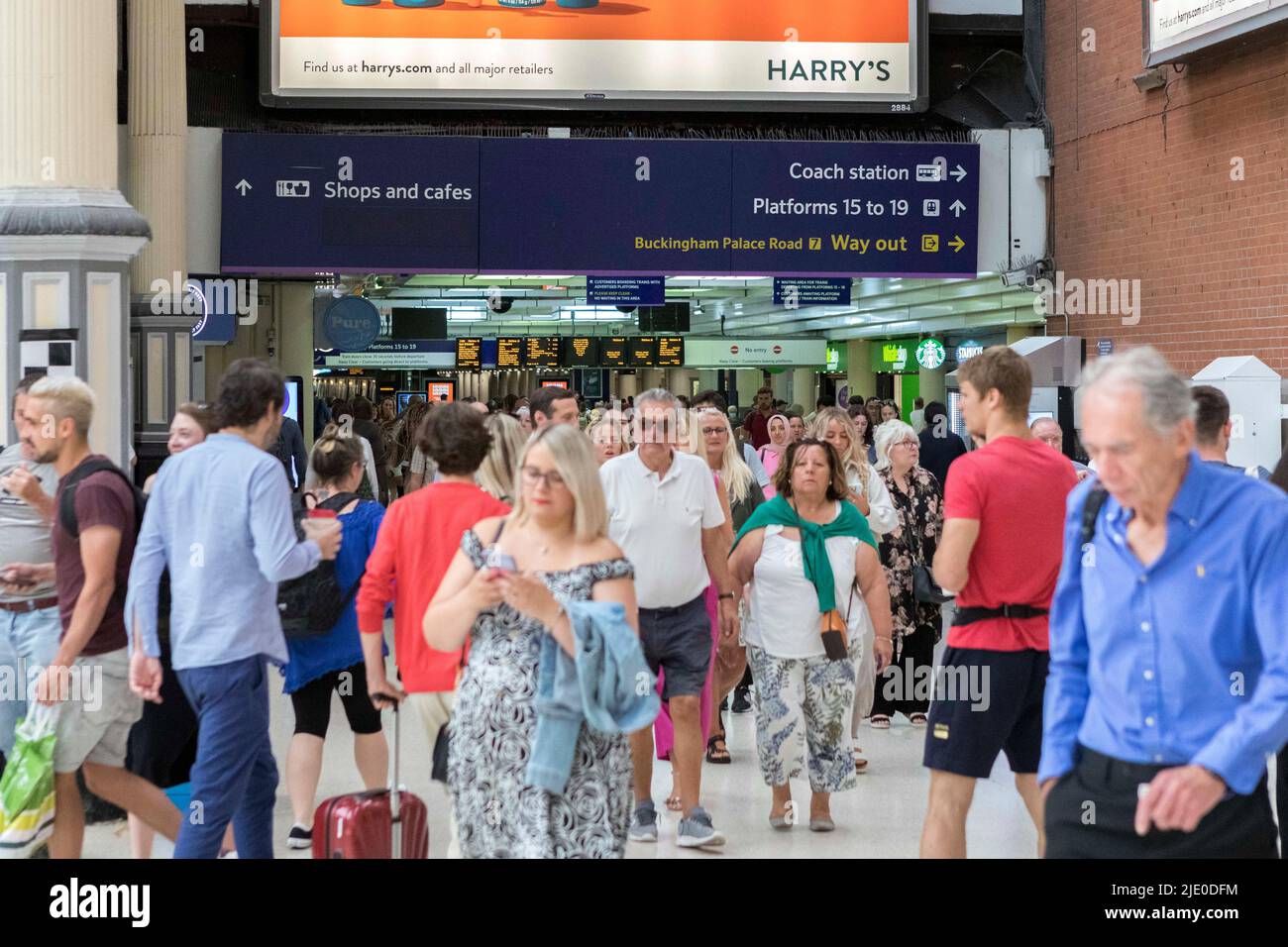I vacanzieri hanno visto inondare la stazione ferroviaria di Londra Victoria il fine settimana prima di uno sciopero ferroviario RMT a livello nazionale. Macchine per biglietti e uscite viste essere bu Foto Stock
