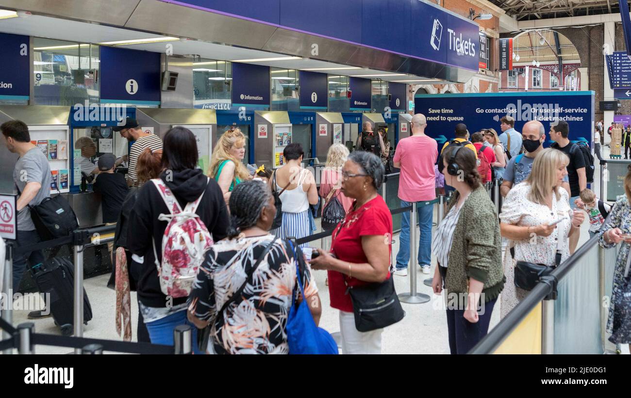 I vacanzieri hanno visto inondare la stazione ferroviaria di Londra Victoria il fine settimana prima di uno sciopero ferroviario RMT a livello nazionale. Macchine per biglietti e uscite viste essere bu Foto Stock