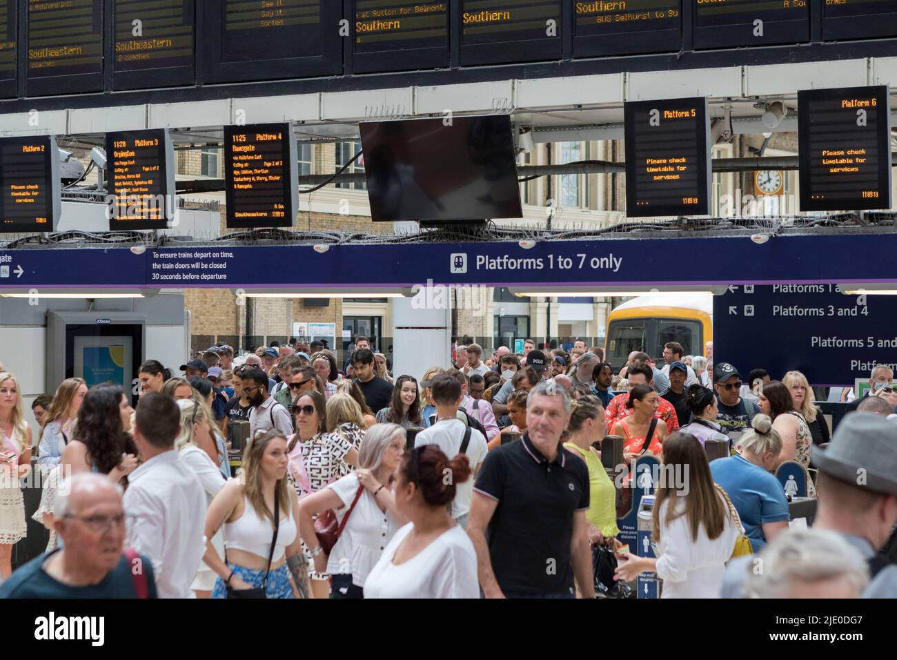 I vacanzieri hanno visto inondare la stazione ferroviaria di Londra Victoria il fine settimana prima di uno sciopero ferroviario RMT a livello nazionale. Macchine per biglietti e uscite viste essere bu Foto Stock