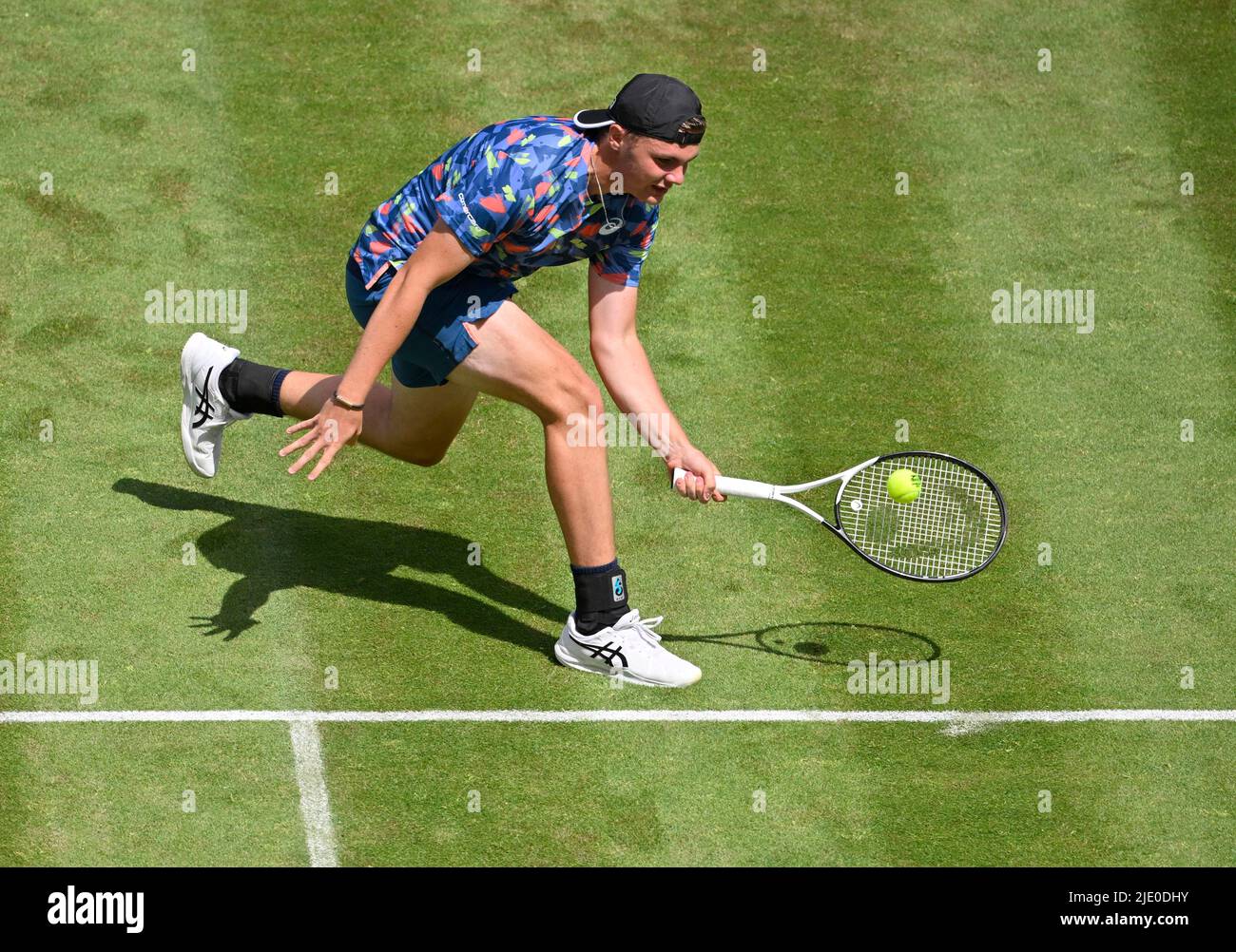Tennis, Dominic Stricker (sui), azione sull'erba, BOSS Open, Weissenhof, Stoccarda, Baden-Wuerttemberg, Germania Foto Stock