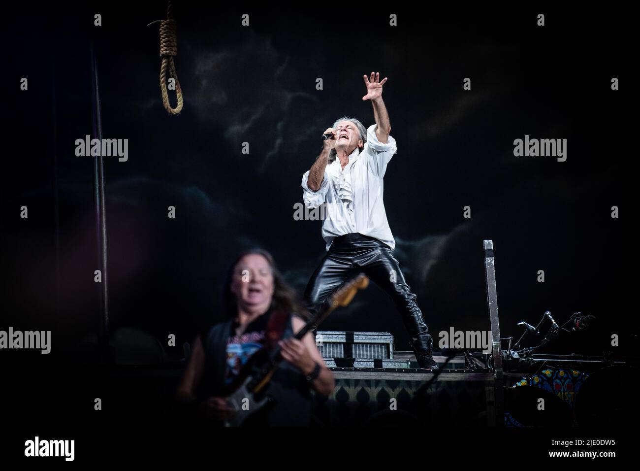 Oslo, Norvegia. 23rd giugno 2022. La band inglese Iron Maiden suona un concerto dal vivo durante il festival musicale norvegese Tons of Rock 2022 di Oslo. Qui il cantante Bruce Dickinson è visto dal vivo sul palco. (Photo Credit: Gonzales Photo/Alamy Live News Foto Stock