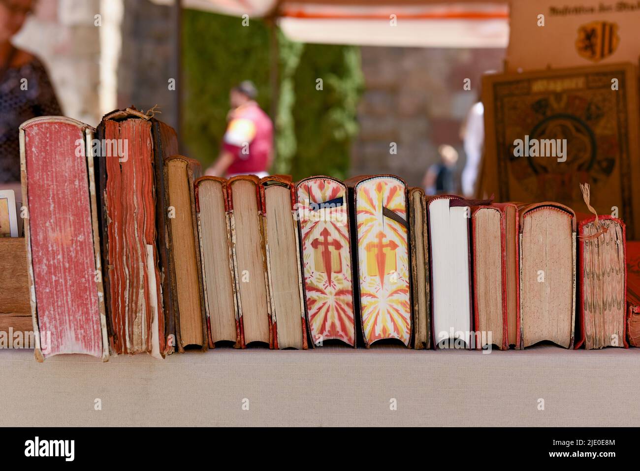Libri antichi con copertine rigide ripiegate in fila sul bancone su sfondo sfocato. Raccolta di vecchi libri di storia in vista ravvicinata della biblioteca Foto Stock