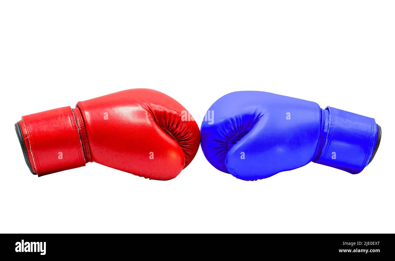 Guanti da boxe Rosso e Blu che colpiscono insieme isolati su sfondo bianco con percorso di taglio Foto Stock