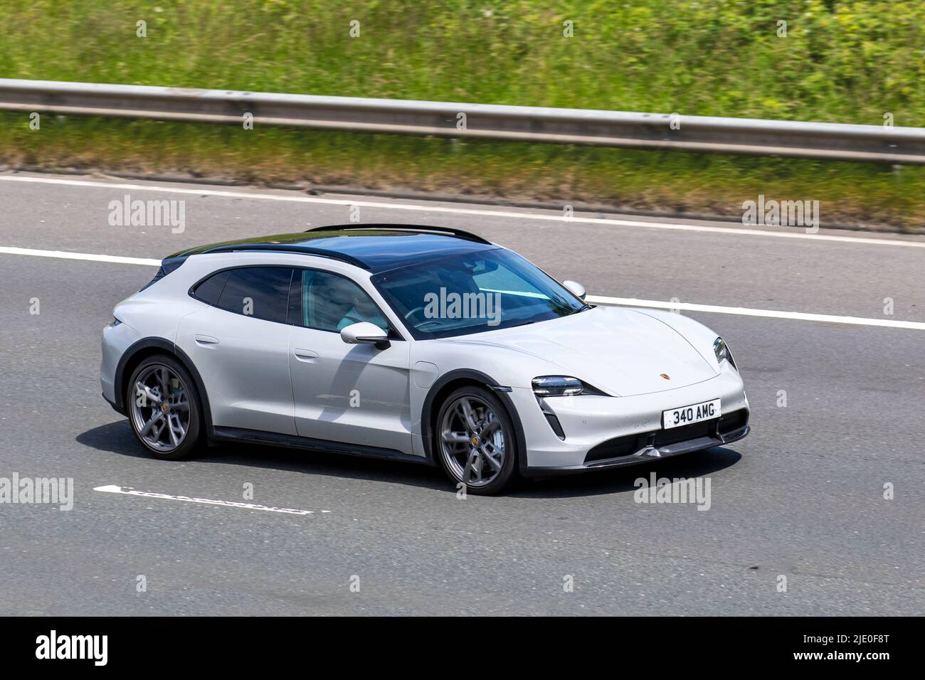 2022 grigio Porsche Taycan Turbo Cross Turismo Elettricità Italian Coupe All-Wheel-Drive Wagon; viaggiando sull'autostrada M61, Manchester, UK Foto Stock