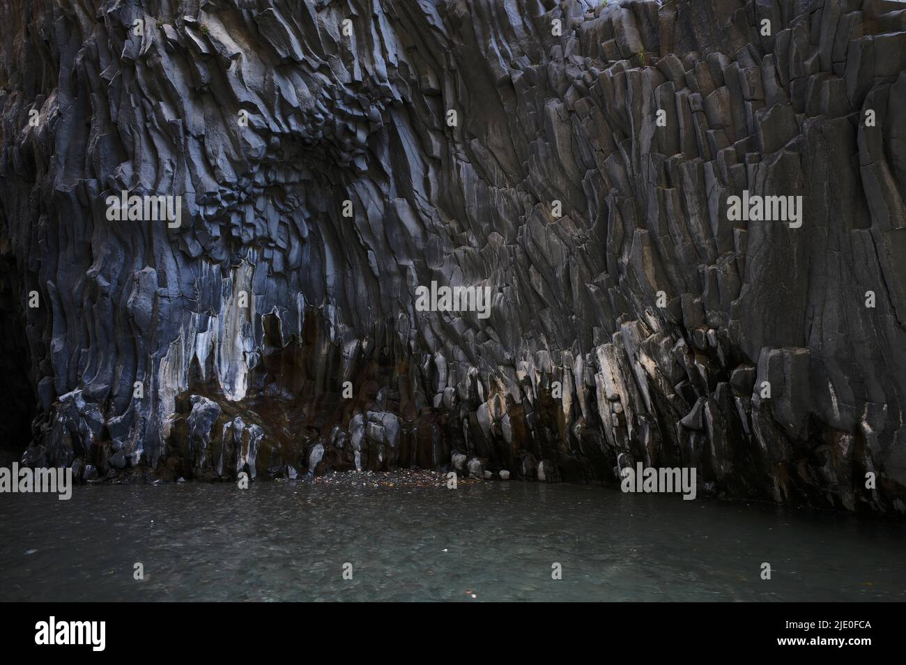 XXLava roccia nel parco fluviale Gole dell'Alcantara, Gola dell'Alcantara, Sicilia, Italia, Europa Foto Stock