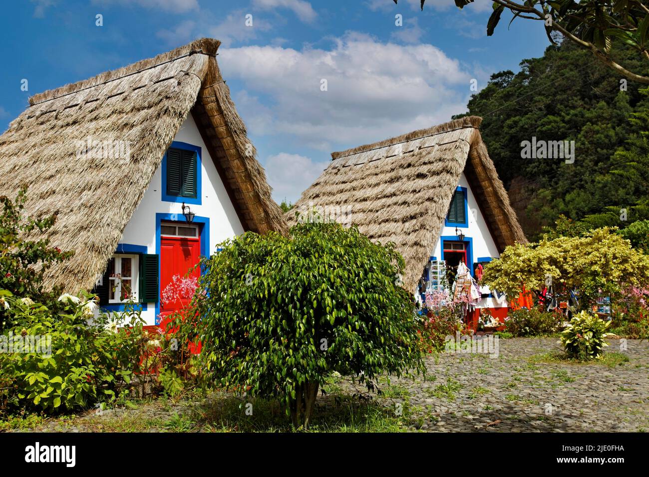 Casa de Como, casa di paglia, casa in pietra, tetto a capanna, ripido, raggiungendo il terreno, casa con tetto di paglia, tetto di paglia, piccolo, colorato, trained Foto Stock