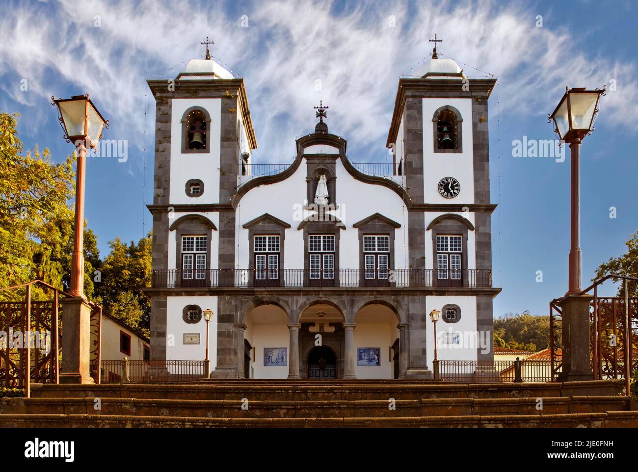 Chiesa cattolica di pellegrinaggio Nossa Senhora do Monte, 1741-1818, navata centrale, due campanili, lanterna, Monte distretto, capitale Funchal, Madeira, ufficialmente Foto Stock