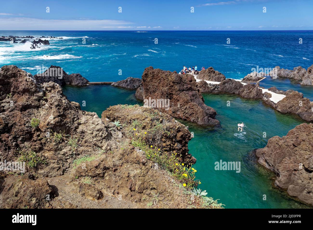 I turisti bagnano nelle piscine di lava naturale, Porto Moniz, mare, Madeira, ufficialmente Regione Autonoma di Madeira, isola, Oceano Atlantico, arcipelago Foto Stock