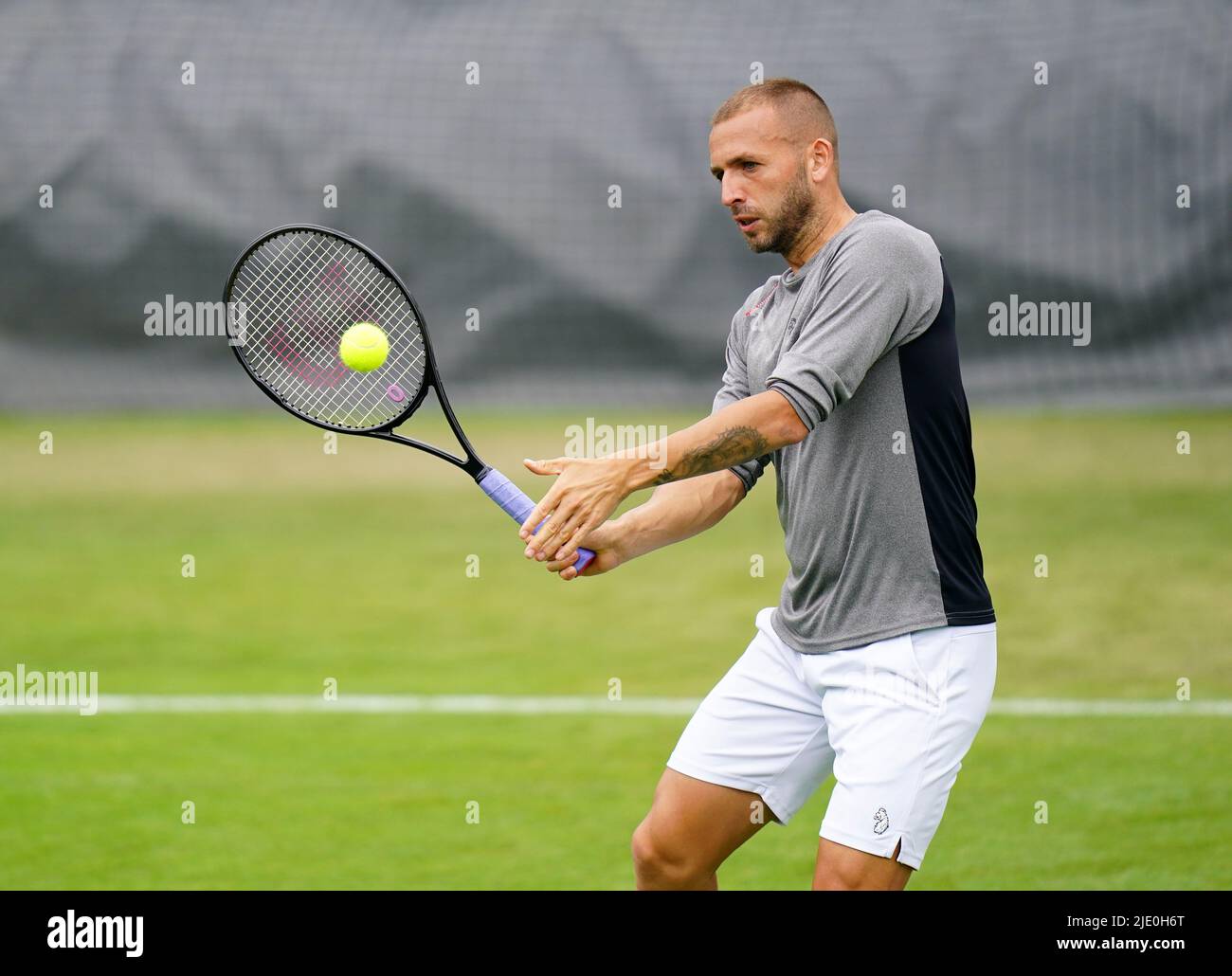 DaN Evans si appropria del campionato Wimbledon 2022 presso l'All England Lawn Tennis and Croquet Club, Wimbledon. Data foto: Venerdì 24 giugno 2022. Foto Stock