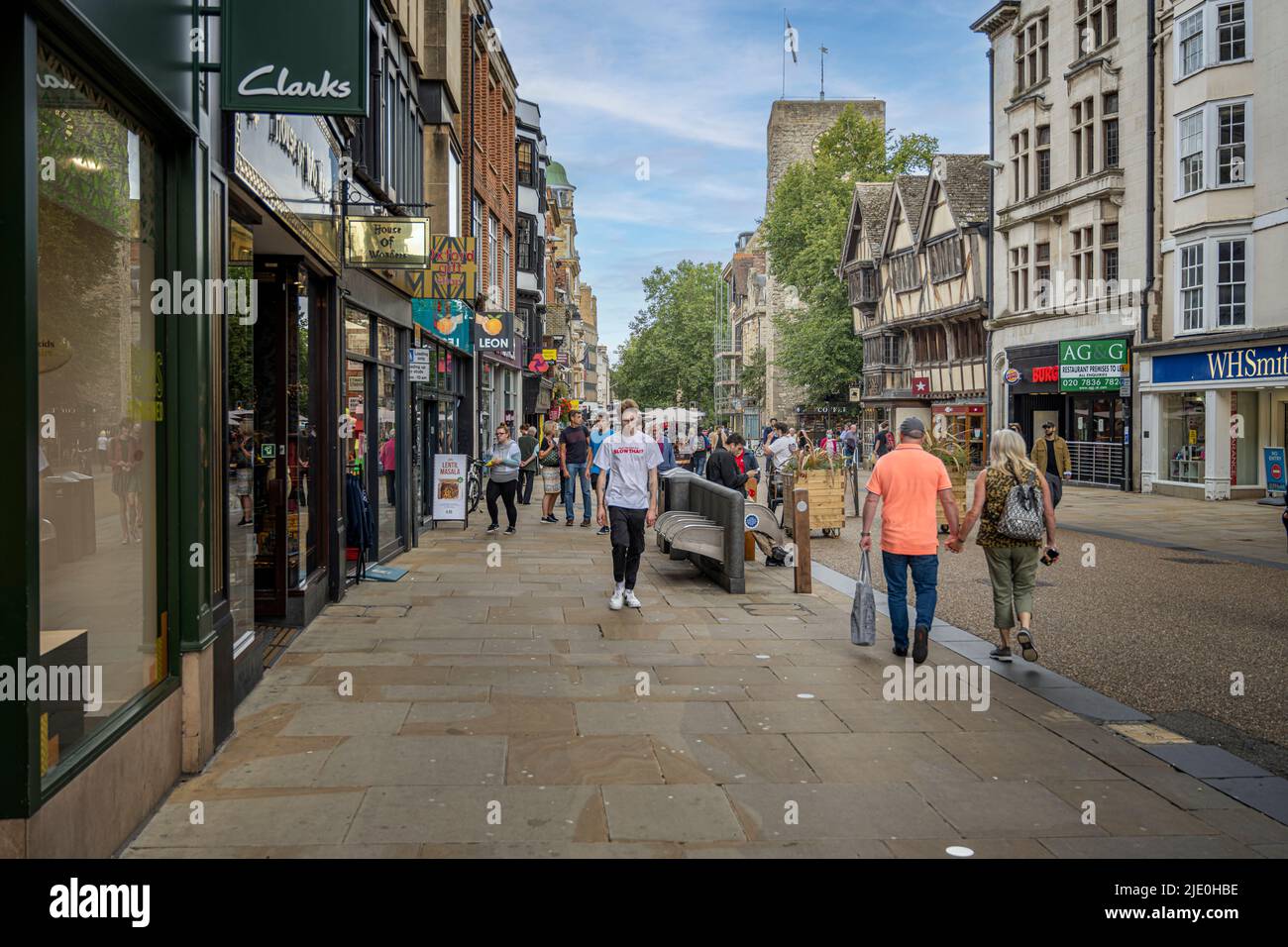 Cornmarket Street Oxford Town Center Inghilterra mostra St Michael alla North Gate Clock Tower sulla destra Regno Unito Foto Stock