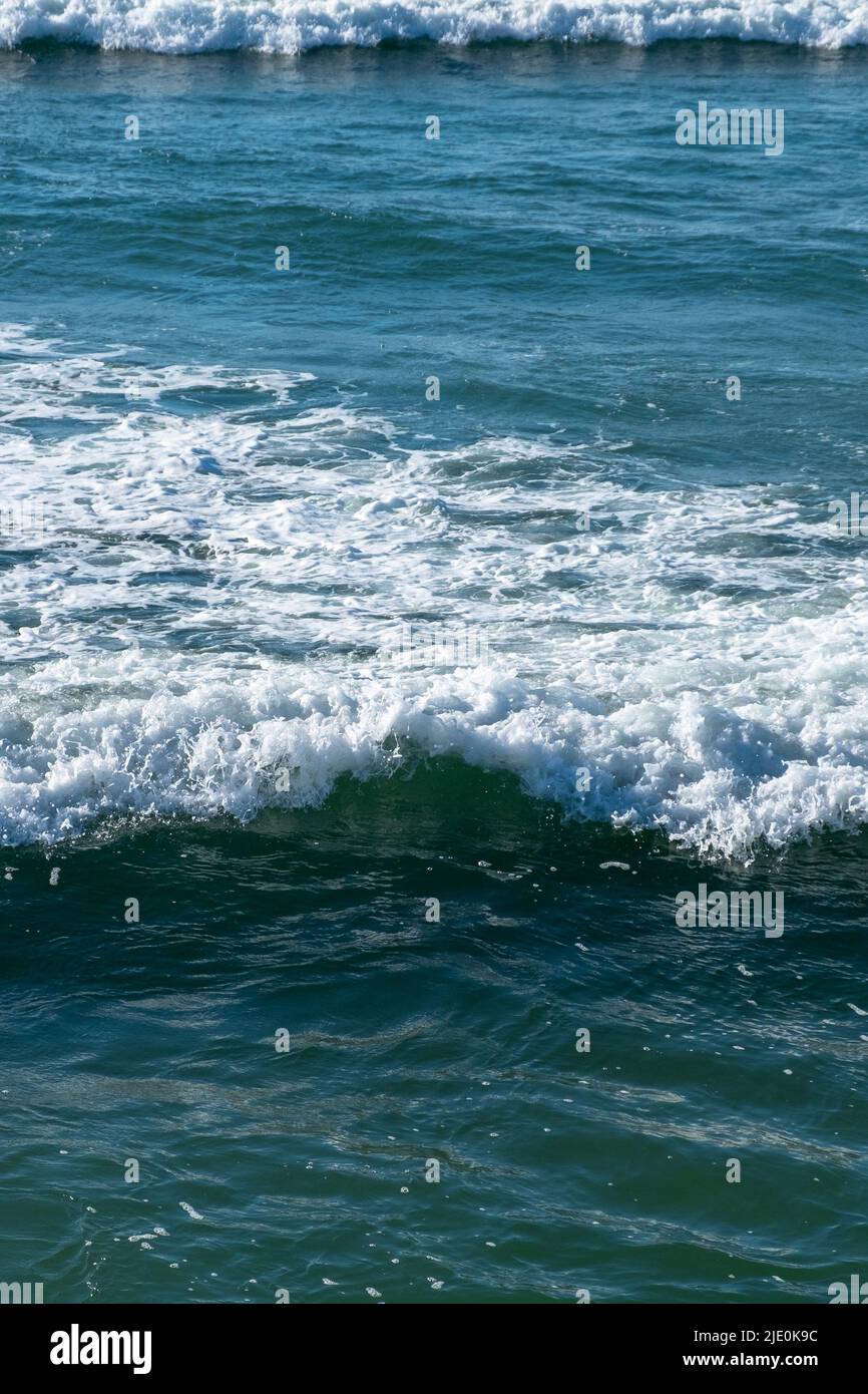 Piccole onde sull'Oceano Atlantico nel Portogallo continentale. Foto Stock