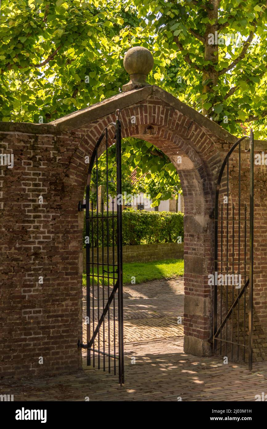 Enkhuizen, Paesi Bassi. Giugno 2022. Antica porta nel centro del Museo Zuiderzee di Enkhuizen. Foto di alta qualità Foto Stock