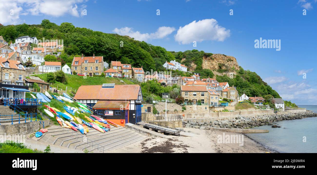 Runswick Bay Yorkshire Coast - villaggio inferiore di Runswick Bay e caffè accanto alla stazione Lifeboat a Runswick Bay Yorkshire Inghilterra GB Europa Foto Stock