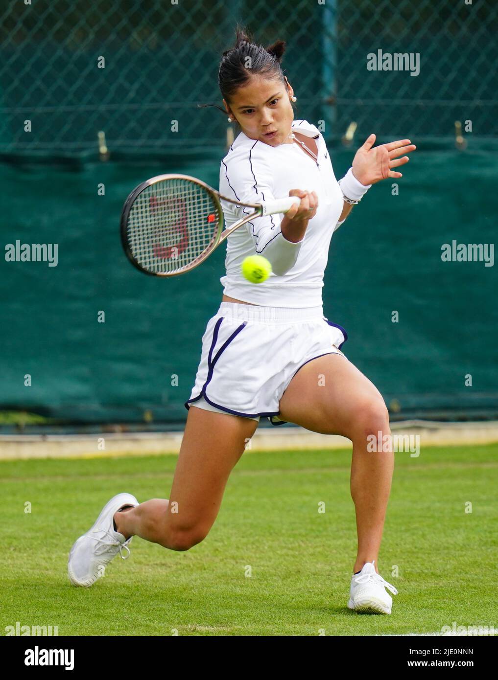 Emma Raducanu si appropria del campionato Wimbledon 2022 presso l'All England Lawn Tennis and Croquet Club, Wimbledon. Data foto: Venerdì 24 giugno 2022. Foto Stock Emma Raducanu si appropria del campionato Wimbledon 2022 presso l'All England Lawn Tennis and Croquet Club, Wimbledon. Data foto: Venerdì 24 giugno 2022. Foto Stock