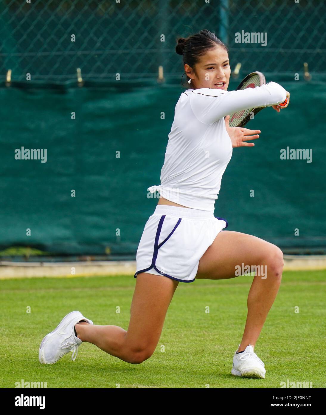 Emma Raducanu si appropria del campionato Wimbledon 2022 presso l'All England Lawn Tennis and Croquet Club, Wimbledon. Data foto: Venerdì 24 giugno 2022. Foto Stock Emma Raducanu si appropria del campionato Wimbledon 2022 presso l'All England Lawn Tennis and Croquet Club, Wimbledon. Data foto: Venerdì 24 giugno 2022. Foto Stock