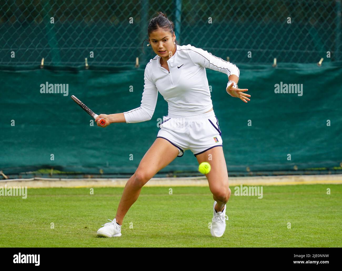 Emma Raducanu si appropria del campionato Wimbledon 2022 presso l'All England Lawn Tennis and Croquet Club, Wimbledon. Data foto: Venerdì 24 giugno 2022. Foto Stock Emma Raducanu si appropria del campionato Wimbledon 2022 presso l'All England Lawn Tennis and Croquet Club, Wimbledon. Data foto: Venerdì 24 giugno 2022. Foto Stock