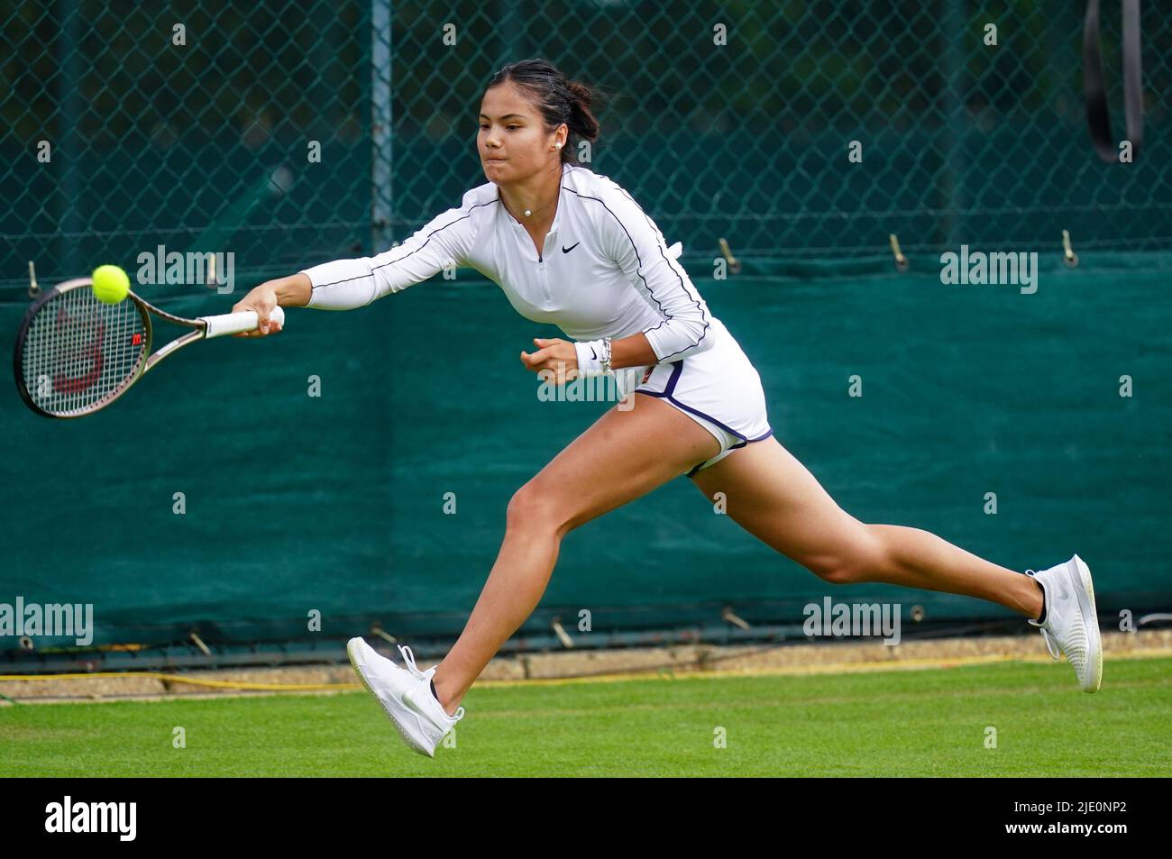 Emma Raducanu si appropria del campionato Wimbledon 2022 presso l'All England Lawn Tennis and Croquet Club, Wimbledon. Data foto: Venerdì 24 giugno 2022. Foto Stock Emma Raducanu si appropria del campionato Wimbledon 2022 presso l'All England Lawn Tennis and Croquet Club, Wimbledon. Data foto: Venerdì 24 giugno 2022. Foto Stock