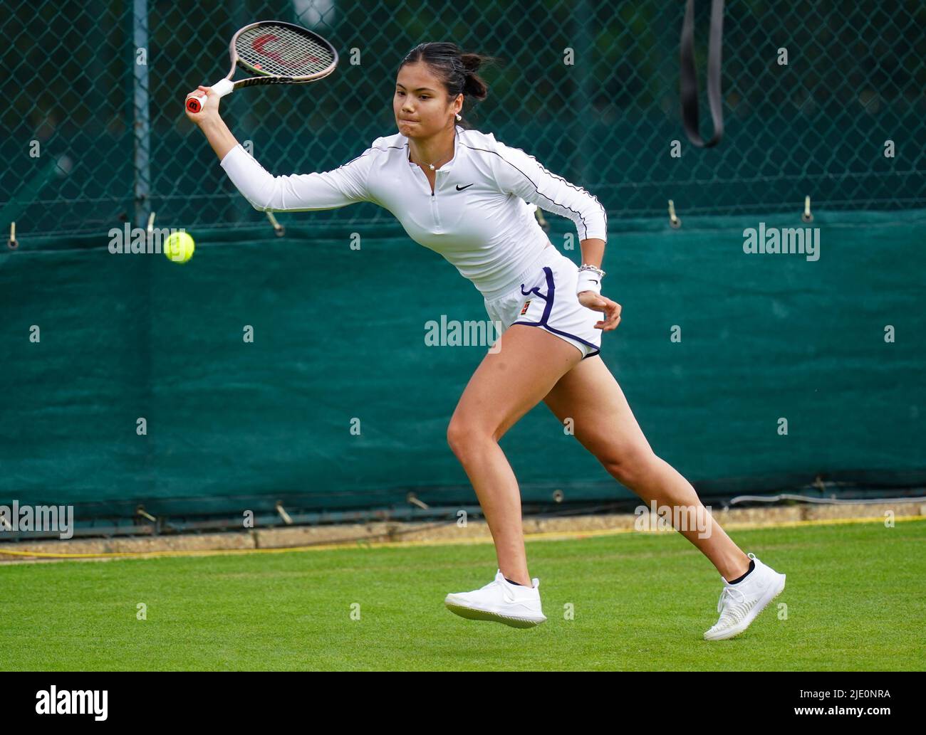Emma Raducanu si appropria del campionato Wimbledon 2022 presso l'All England Lawn Tennis and Croquet Club, Wimbledon. Data foto: Venerdì 24 giugno 2022. Foto Stock Emma Raducanu si appropria del campionato Wimbledon 2022 presso l'All England Lawn Tennis and Croquet Club, Wimbledon. Data foto: Venerdì 24 giugno 2022. Foto Stock