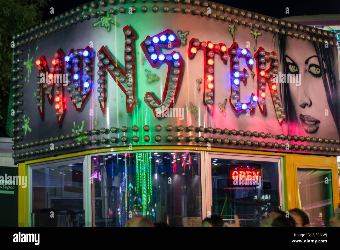 Fiere popolari divertimento luci neon, insegne design e pittura attraente. Insegne colorate e disegni fondati in fiere popolari. Forte e vivace. Foto Stock