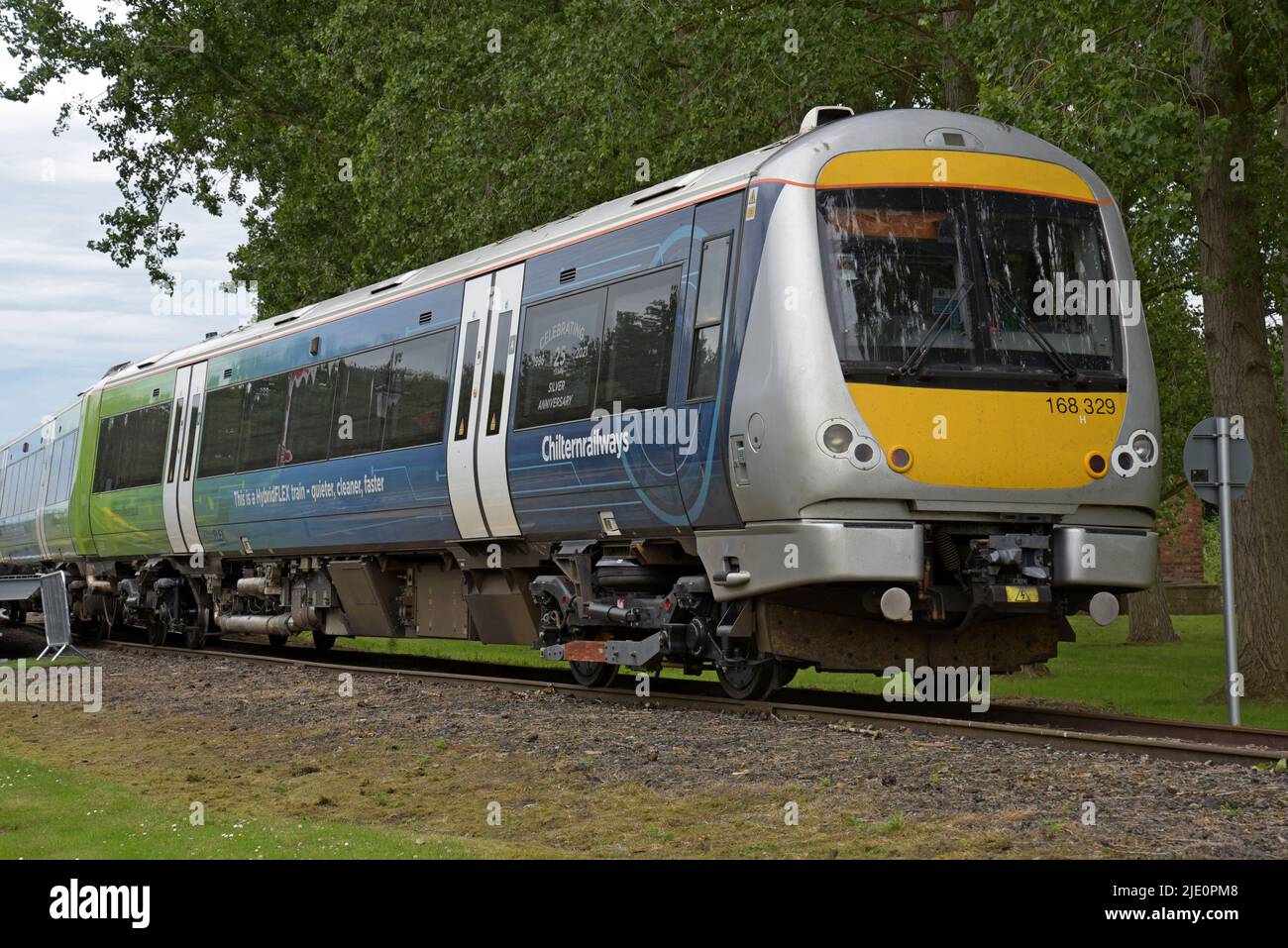 Chiltern Railways Classe 168 HybridFlex batteria-treno diesel, con un treno ibrido per ridurre le emissioni di CO2 e NOx, a Long Marston Rail Live Foto Stock