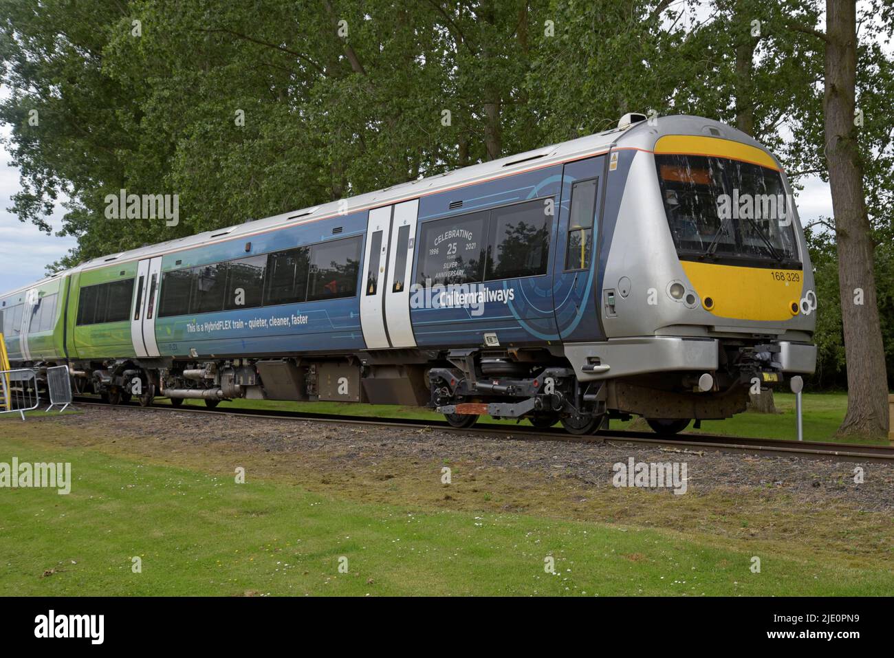Chiltern Railways Classe 168 HybridFlex batteria-treno diesel, con un treno ibrido per ridurre le emissioni di CO2 e NOx, a Long Marston Rail Live Foto Stock