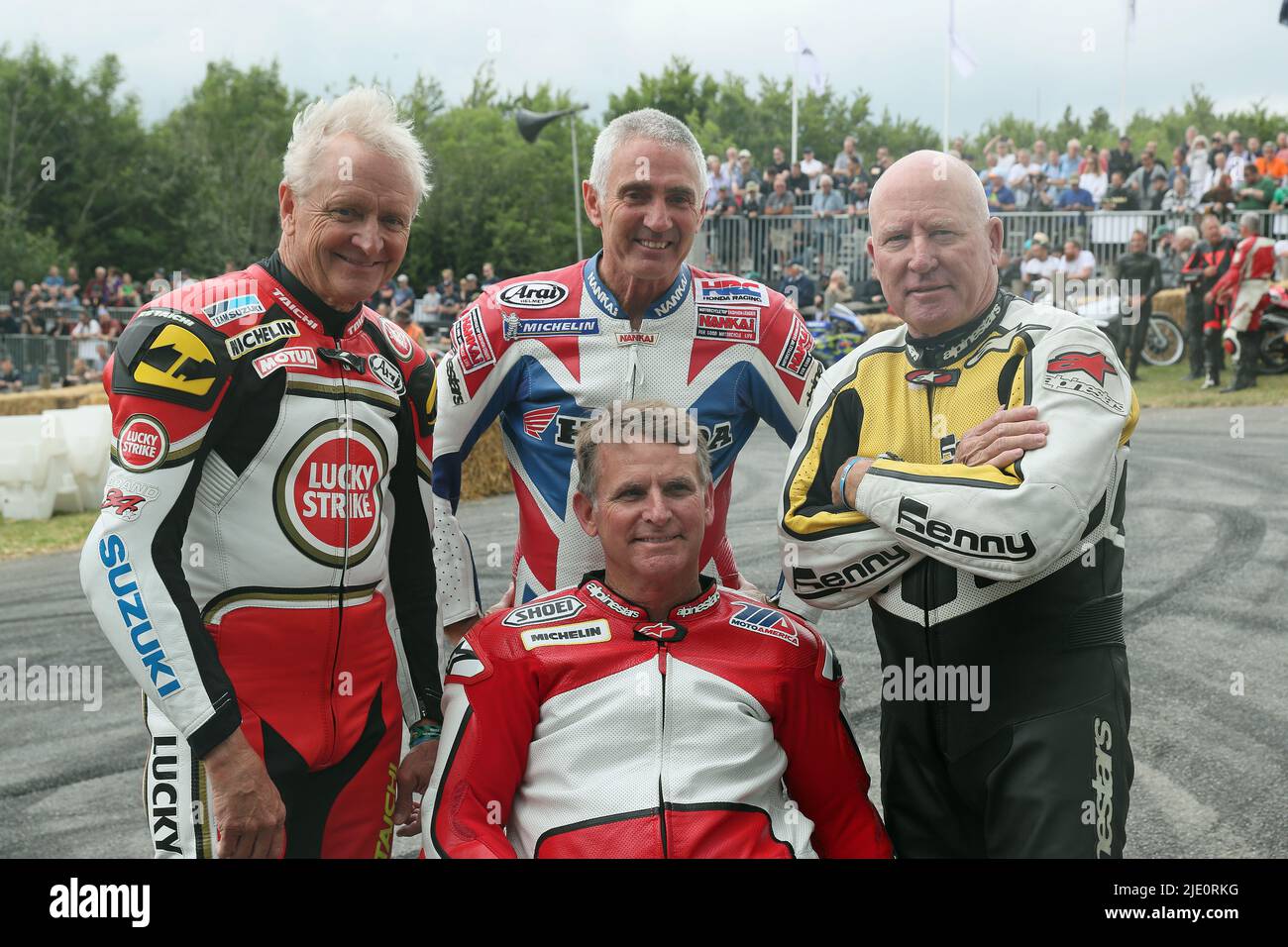 Goodwood, West Sussex, Regno Unito 24th giugno 2022. Wayne Rainey la star del Goodwood Festival of Speed 2022 con le leggende motociclistiche Kenny Roberts, Kevin Schwantz e Mick Doohan al Goodwood Festival of Speed – ‘The Innovators – masterminds of Motorsport’, a Goodwood, West Sussex, Regno Unito. © Malcolm Greig/Alamy Live News Foto Stock