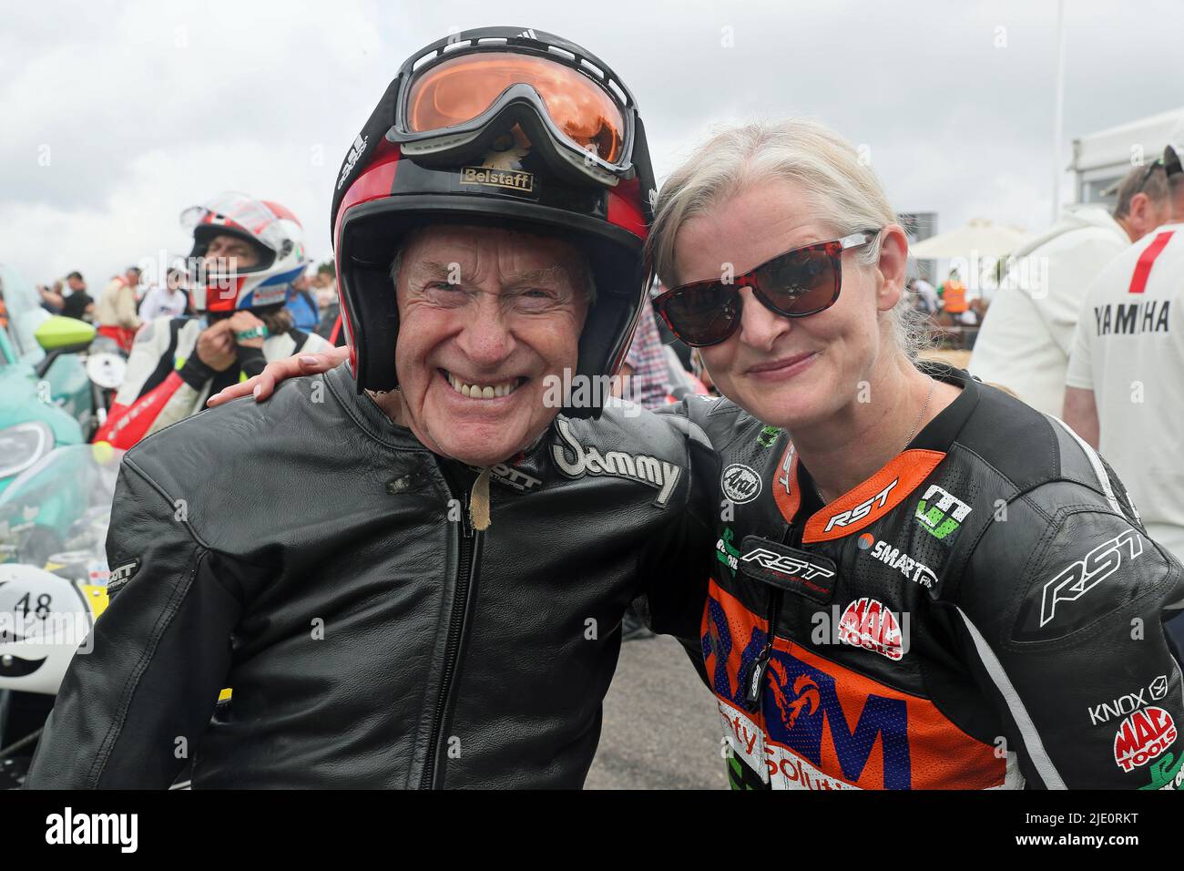 Goodwood, West Sussex, Regno Unito 24th giugno 2022. Sammy Miller e Maria Costello la donna più veloce sul corso Isola di Man TT al Goodwood Festival of Speed – ‘The Innovators – masterminds of Motorsport’, a Goodwood, West Sussex, Regno Unito. © Malcolm Greig/Alamy Live News Foto Stock