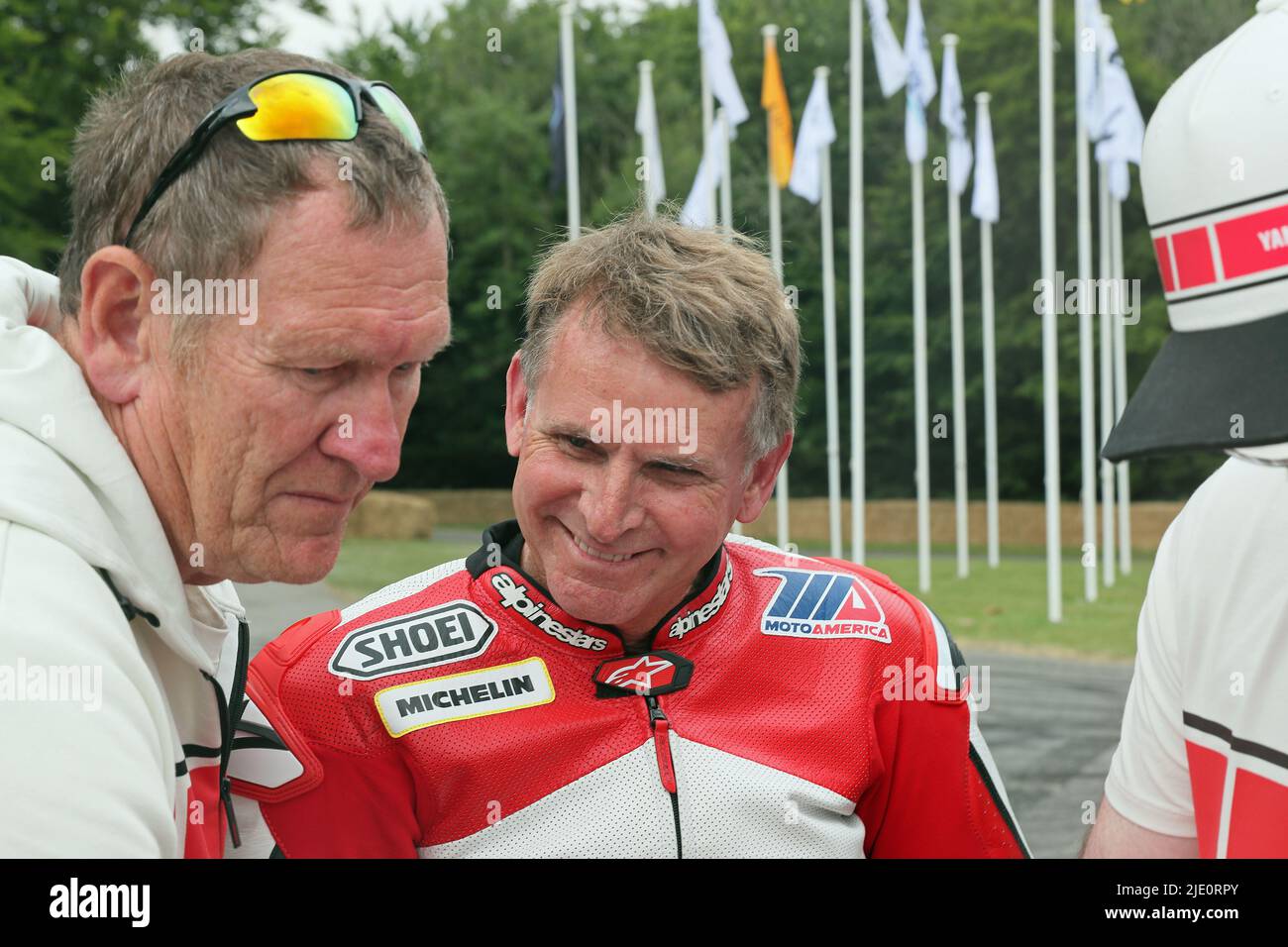 Goodwood, West Sussex, Regno Unito 24th giugno 2022. Wayne Rainey triplice campione del mondo di motocicli e la stella del Goodwood Festival of Speed 2022 al Goodwood Festival of Speed – “gli innovatori – i maestri del motorsport”, a Goodwood, West Sussex, Regno Unito. © Malcolm Greig/Alamy Live News Foto Stock
